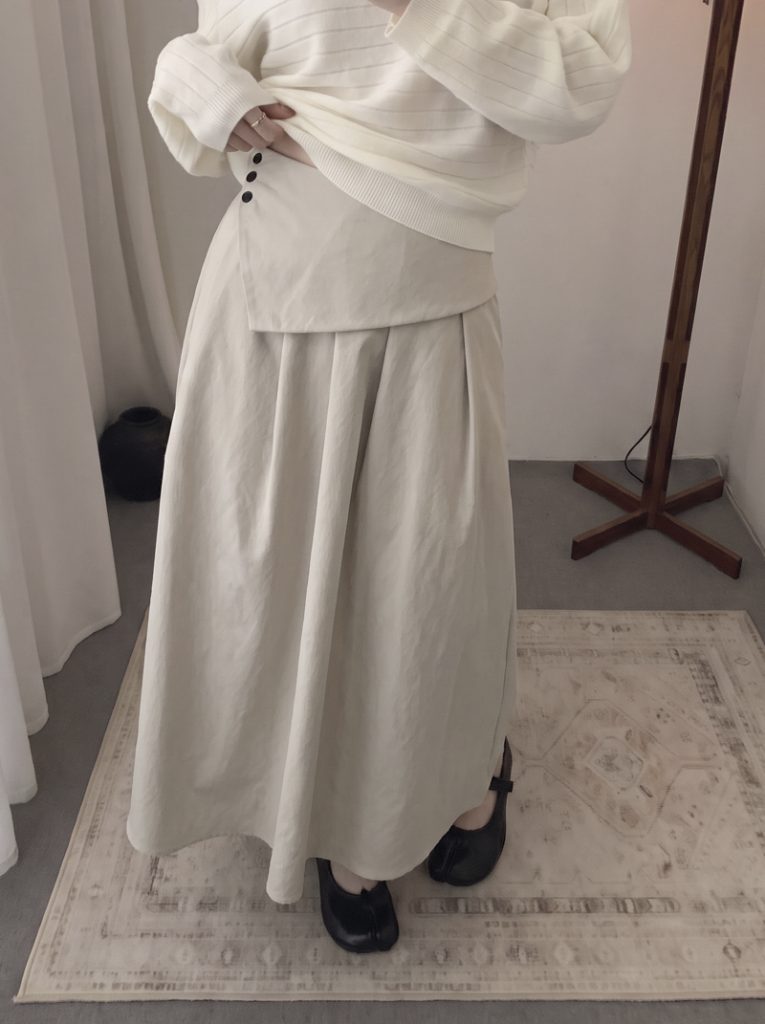 2026 Early Autumn Korean Style High Waist A-Line Midi Skirt with Button Trim and Flared Hem - Style bd02a4